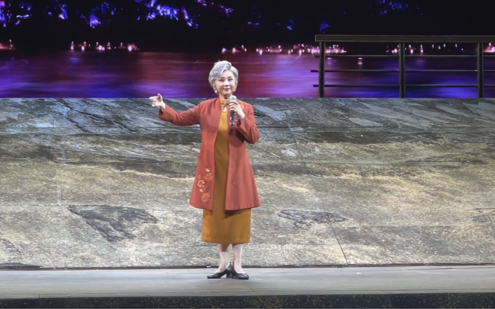 河南豫剧三团昨晚在济南演出，喊了半天返场，杨红霞老师返了一段《朝阳沟》经典唱段，祖国的大建设一日千里